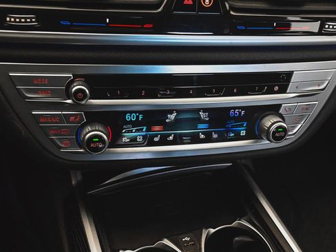 Used 2022 BMW 740i xDrive w/ M Sport Package image 25