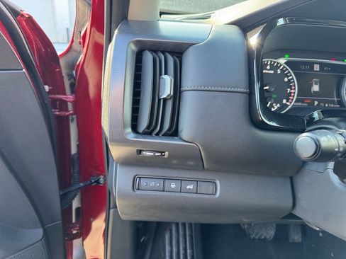 Used 2023 Nissan Pathfinder SL image 30