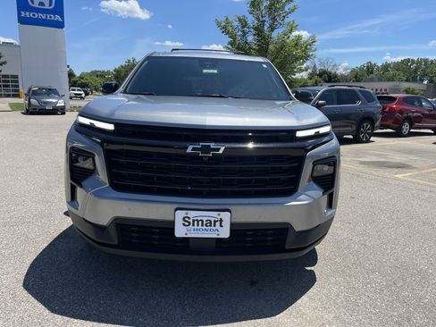 Used 2025 Chevrolet Traverse LT w/ Midnight/Sport Edition AWD/4WD image 9