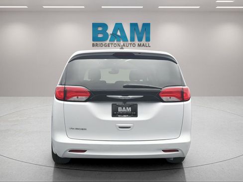 Used 2023 Chrysler Voyager LX image 5