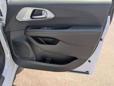 New 2026 Chrysler Pacifica Limited FWD image 32