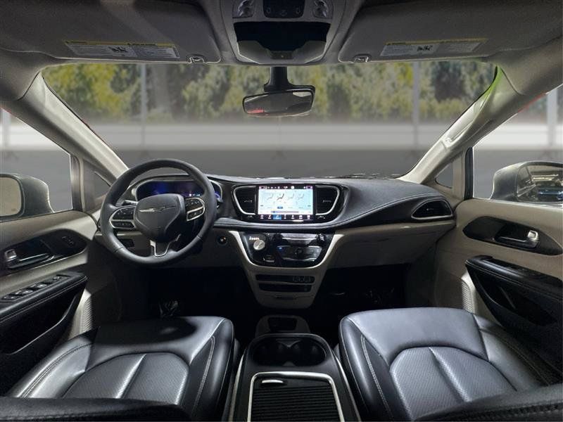 Used 2023 Chrysler Pacifica Touring-L w/ Uconnect Theater Family Group FWD image 25