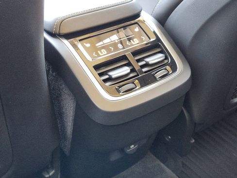 Used 2022 Volvo XC60 B5 Inscription w/ Advanced Package image 38