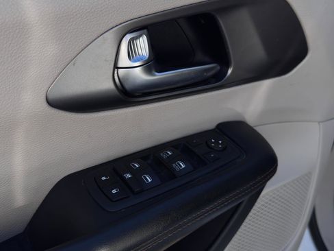 Used 2020 Chrysler Pacifica Touring image 14