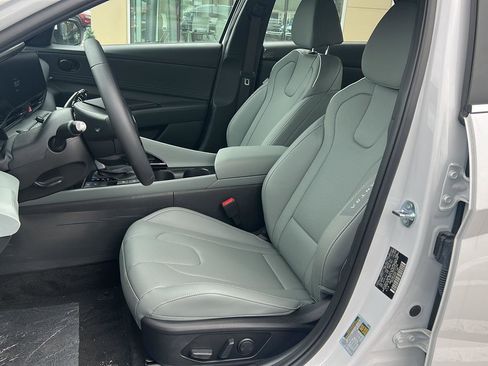 Certified 2025 Hyundai Elantra Limited FWD image 14