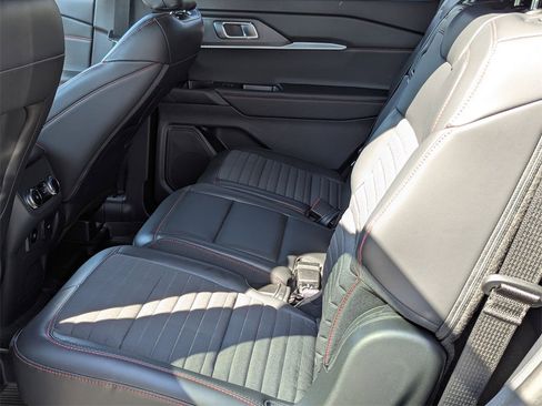 Used 2025 Ford Explorer ST-Line w/ ST-Line Street Pack image 23