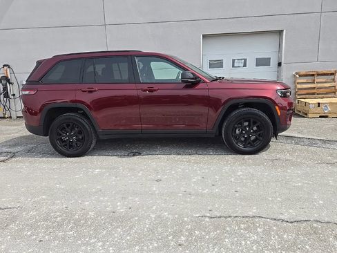 Certified 2025 Jeep Grand Cherokee Altitude image 9