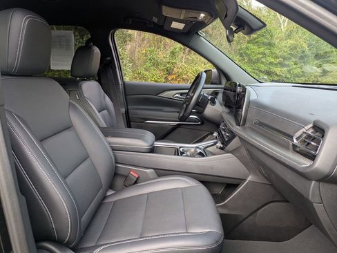 Used 2025 Chevrolet Traverse LT image 32