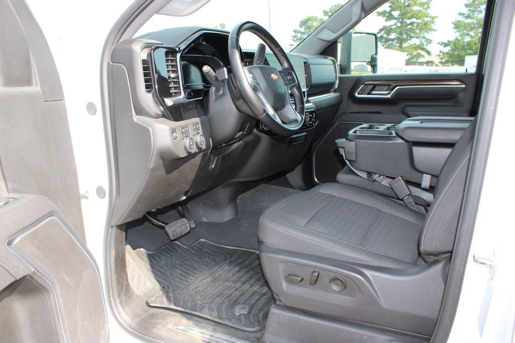 Used 2025 Chevrolet Silverado 3500 LT w/ Convenience Package AWD/4WD image 11