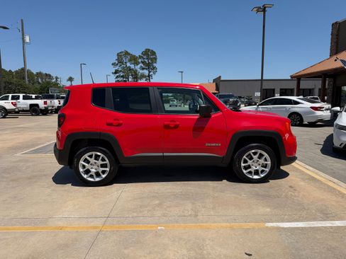 Used 2023 Jeep Renegade Latitude AWD/4WD image 4