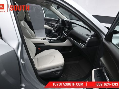 Used 2024 Toyota Grand Highlander AWD image 36