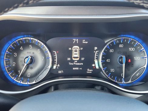 Used 2023 Chrysler Pacifica Touring-L image 17