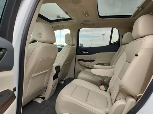 Used 2022 GMC Acadia Denali w/ Denali Ultimate Package FWD image 12