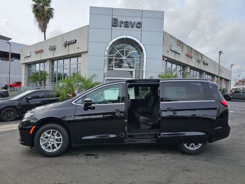New 2026 Chrysler Pacifica Select FWD image 5