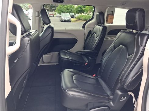 Used 2024 Chrysler Pacifica Touring-L FWD image 18
