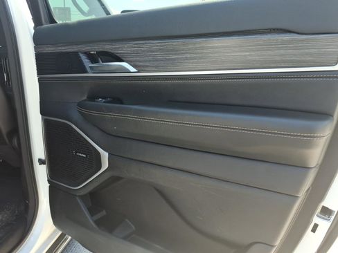 Used 2024 Jeep Wagoneer L Series II RWD image 10