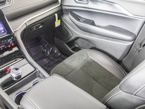 New 2025 Jeep Grand Cherokee L Altitude image 32