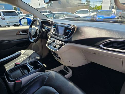 Used 2018 Chrysler Pacifica Touring-L FWD image 10