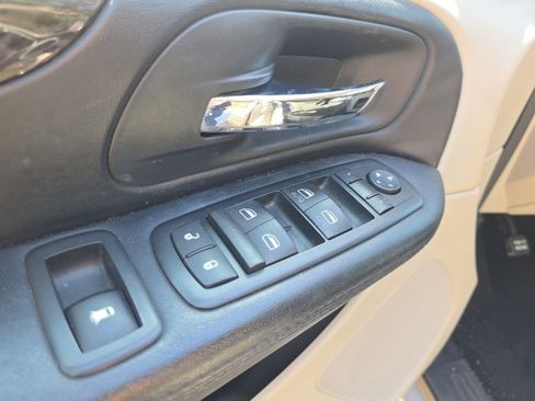 Used 2015 Dodge Grand Caravan SXT FWD image 12