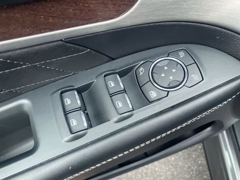 Used 2019 Ford Explorer Platinum image 12