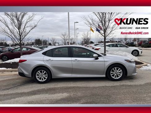 Used 2025 Toyota Camry SE image 4