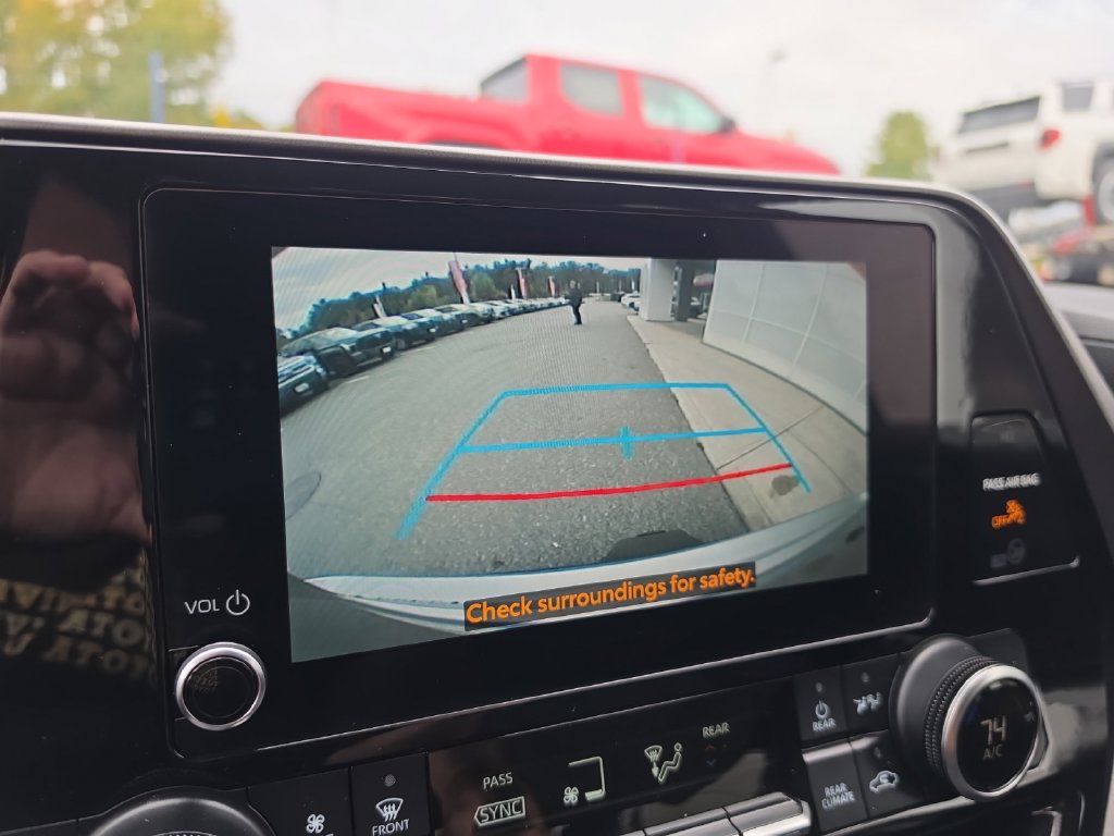 Used 2024 Toyota Highlander LE AWD/4WD image 18