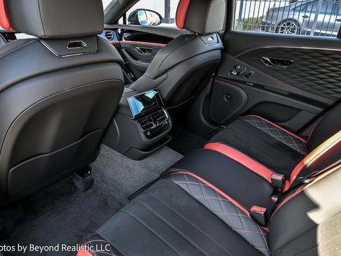 Used 2024 Bentley Flying Spur W12 image 28