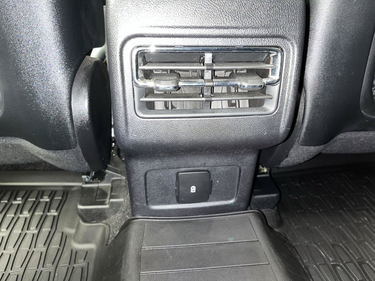 Used 2023 Lincoln Corsair AWD w/ Towing Package image 13