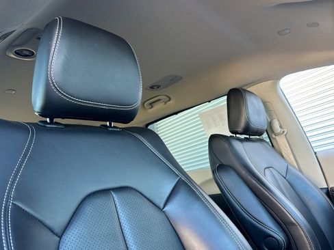 Used 2023 Chrysler Pacifica Touring-L FWD image 19
