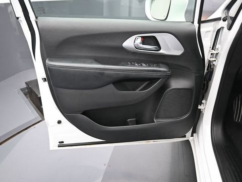 Used 2019 Chrysler Pacifica Touring-L w/ Advanced Safetytec Group image 22