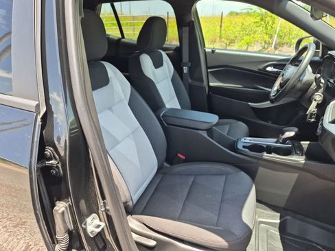 Used 2025 Chevrolet Trax RS FWD image 25