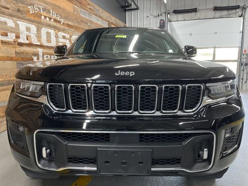 Used 2022 Jeep Grand Cherokee Overland w/ Luxury Tech Group IV AWD/4WD image 7