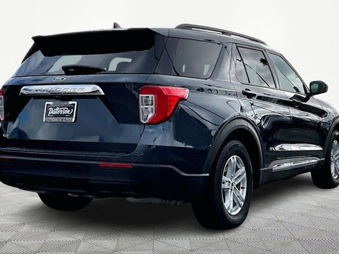Used 2022 Ford Explorer XLT image 2