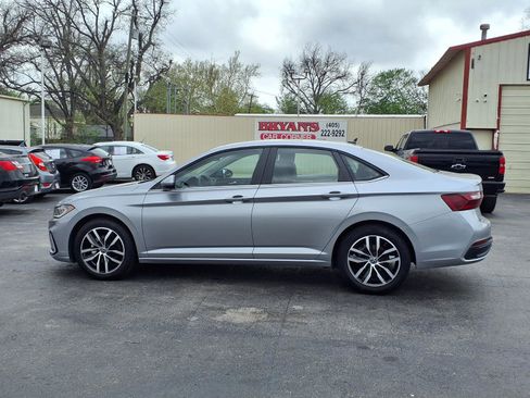 Used 2025 Volkswagen Jetta SE FWD image 18