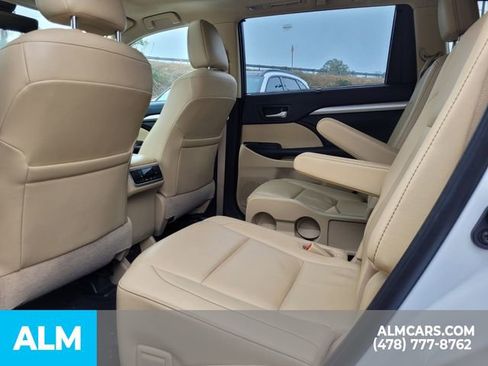 Used 2019 Toyota Highlander XLE image 21