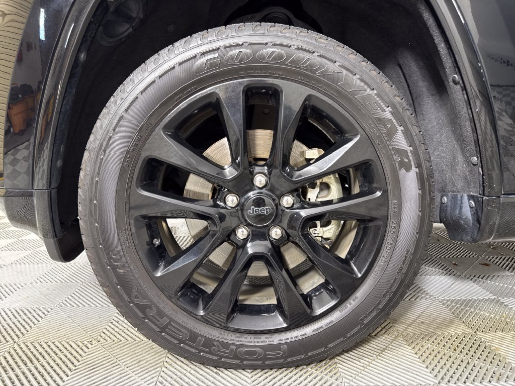 Used 2022 Jeep Grand Cherokee Laredo X AWD/4WD image 24