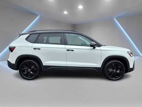 New 2026 Volkswagen Taos SE FWD image 4