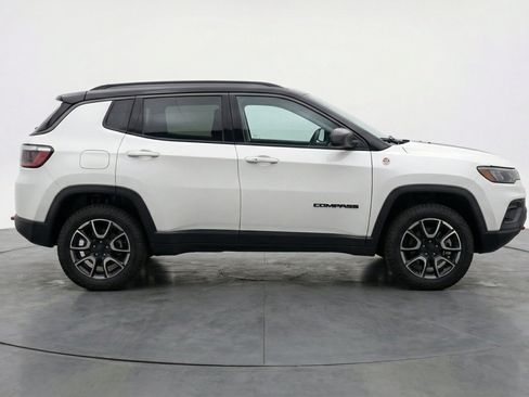 Used 2025 Jeep Compass Trailhawk AWD/4WD image 5