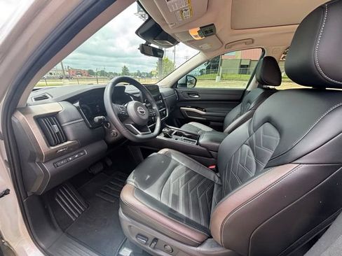 Used 2024 Nissan Pathfinder Platinum FWD image 11