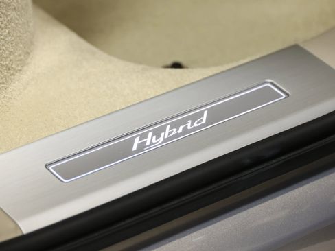 Used 2020 Bentley Bentayga Plug-In Hybrid image 89