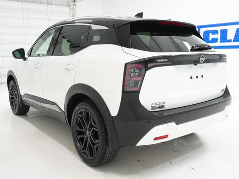 Used 2025 Nissan Kicks SR w/ SR Premium Package FWD image 9
