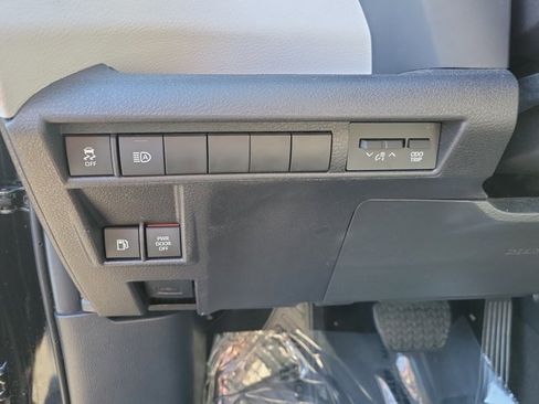 Used 2025 Toyota Sienna XLE image 25