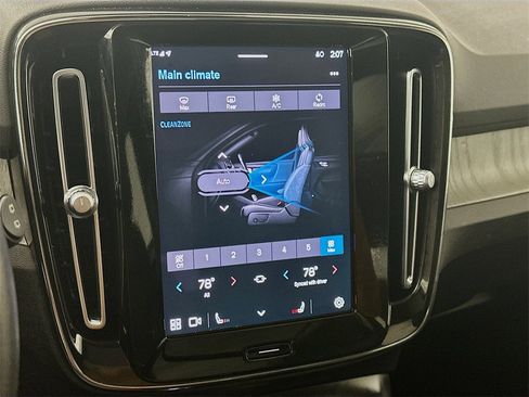 Used 2023 Volvo XC40 B4 Plus image 18