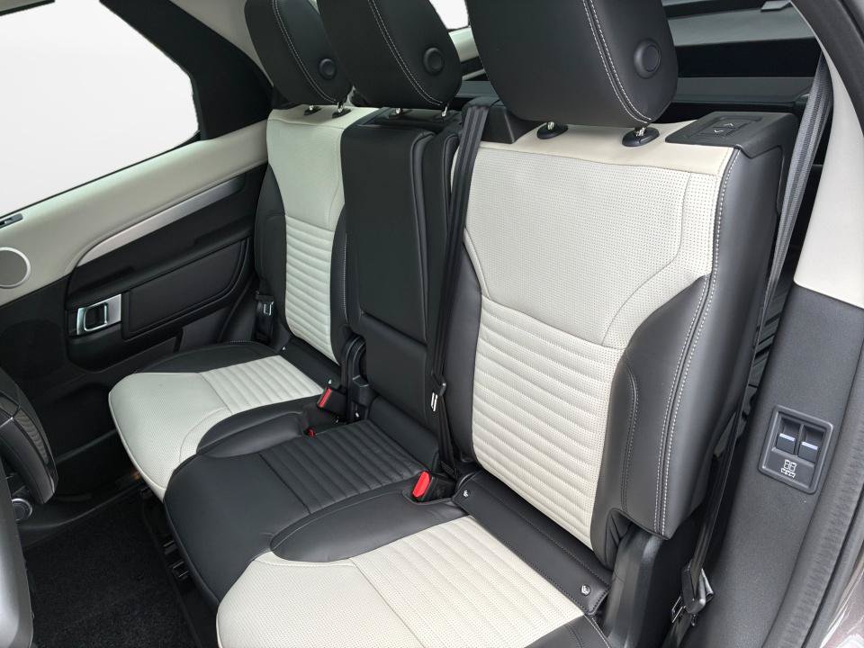 New 2026 Land Rover Discovery Limited Edition AWD/4WD image 12