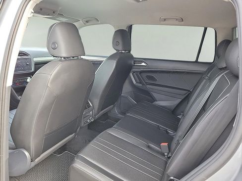 Used 2023 Volkswagen Tiguan SE AWD/4WD image 9
