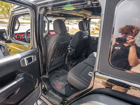 Used 2022 Jeep Wrangler Unlimited Rubicon AWD/4WD image 36