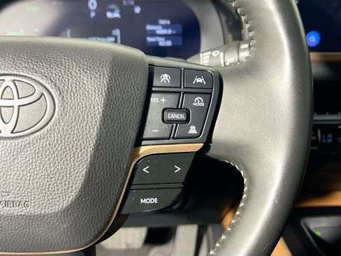 Used 2025 Toyota Crown Signia AWD/4WD image 19