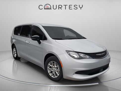 New 2026 Chrysler Voyager LX image 4