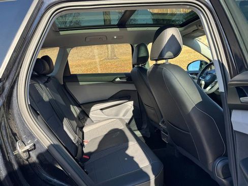 Used 2023 Volkswagen Taos SE w/ Panoramic Sunroof Package image 10