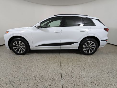 Used 2025 Audi Q6 e-tron Premium w/ Convenience Package image 4